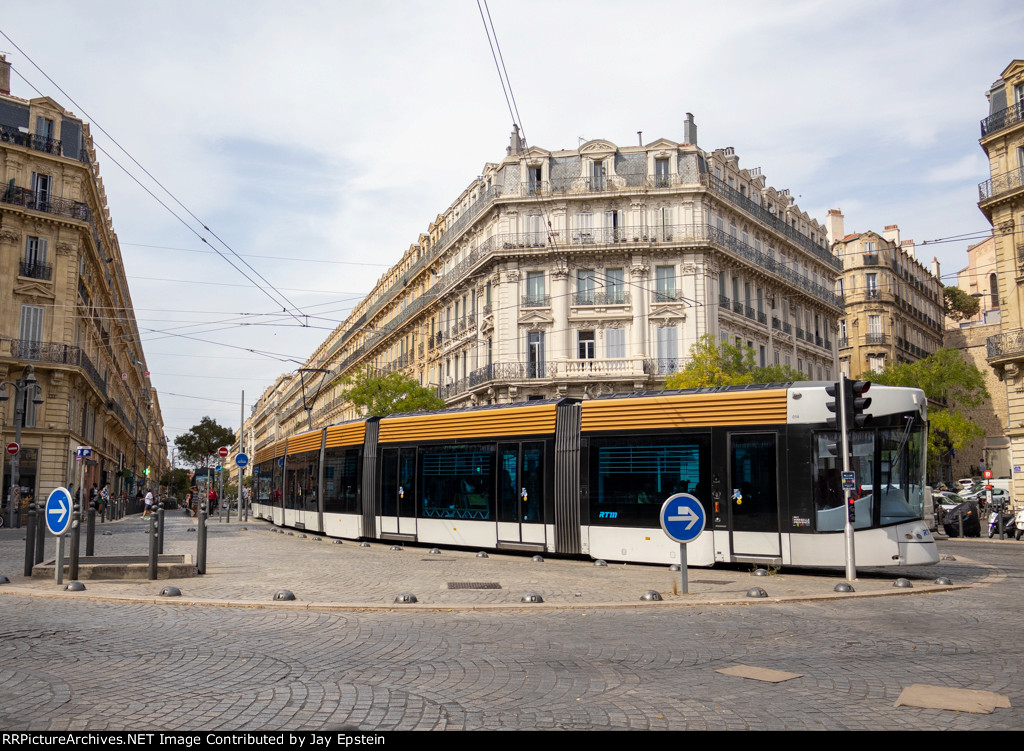 A Bombardier "Flexity" tram passes through Place Sadi-Carnot. 